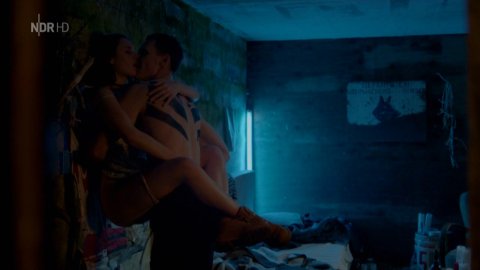 Simone Geissler, Valerie Stoll - Bed Scenes in Hanna's Homecoming (2018)