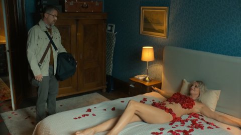 Ivana Chylkova, Lucie Zackova - Bed Scenes in Chlap na střídačku (2020)