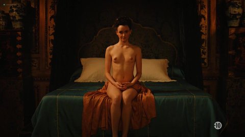 Victoire Dauxerre, Maddison Jaizani - Bed Scenes in Versailles (2018)