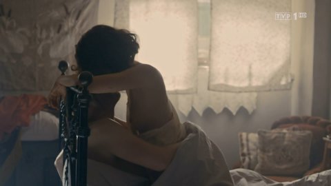 Julia Rosnowska, Pamela Adamik, Pola Blasik, Zuzanna Zielinska - Bed Scenes in Drogi wolności s01e12 (2018)