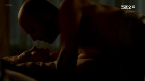 Magdalena Kolesnik - Bed Scenes in Miasto skarbów s01e07 (2017)