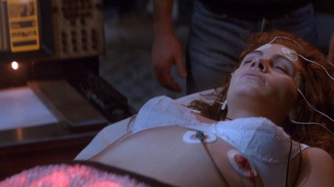 Julia Roberts - Bed Scenes in Flatliners (1990)