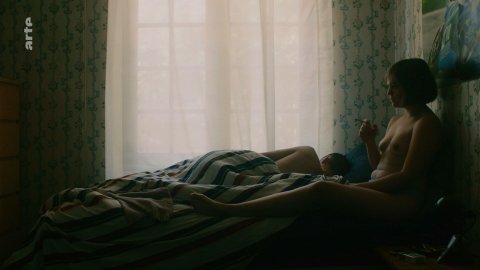 Nina Lombardo - Bed Scenes in Pendant que les champs brûlent (2018)