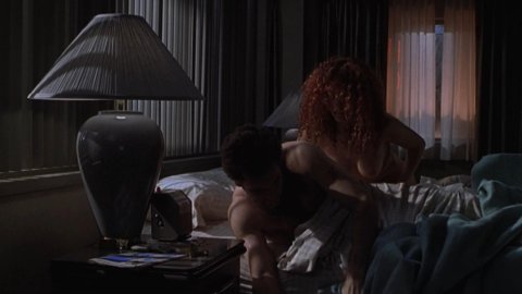 Maria Bello, Amanda Kravat - Bed Scenes in Duets (2000)