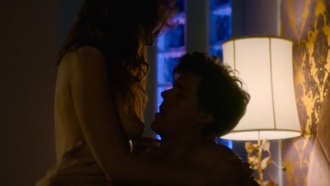 Kate Nash, Shakira Barrera, Sunita Mani - Bed Scenes in GLOW s03e03 (2019)