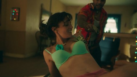 Frankie Shaw, Samara Weaving - Bed Scenes in SMILF s02e08 (2019)