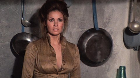 Raquel Welch - Bed Scenes in Hannie Caulder (1972)