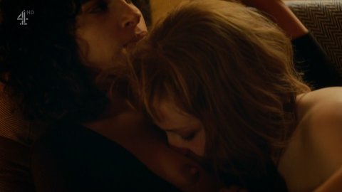 Desiree Akhavan, Niamh Algar - Bed Scenes in The Bisexual s01e04 (2018)