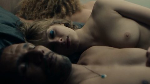 Sarah Pasquier, Nadia Tereszkewicz - Bed Scenes in Persona non grata (2019)